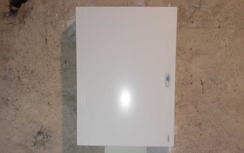 Tableau électrique avec porte fermée