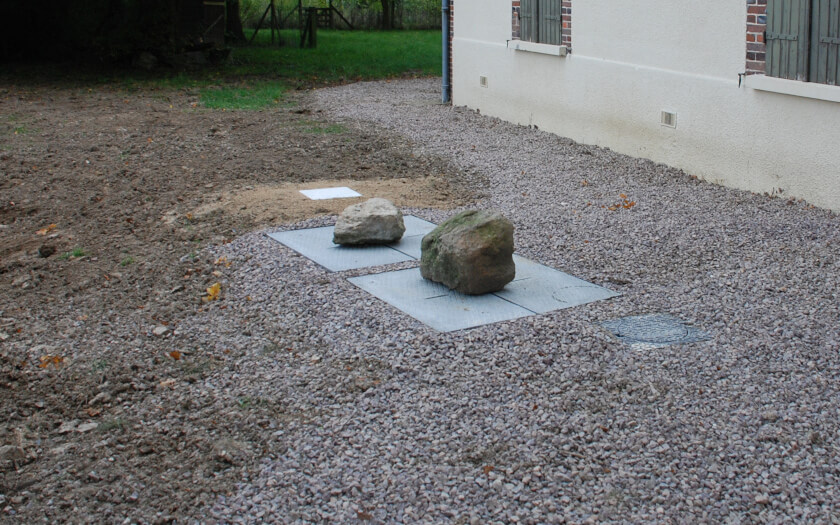 Microstation d'épuration dans une cour gravillonnée