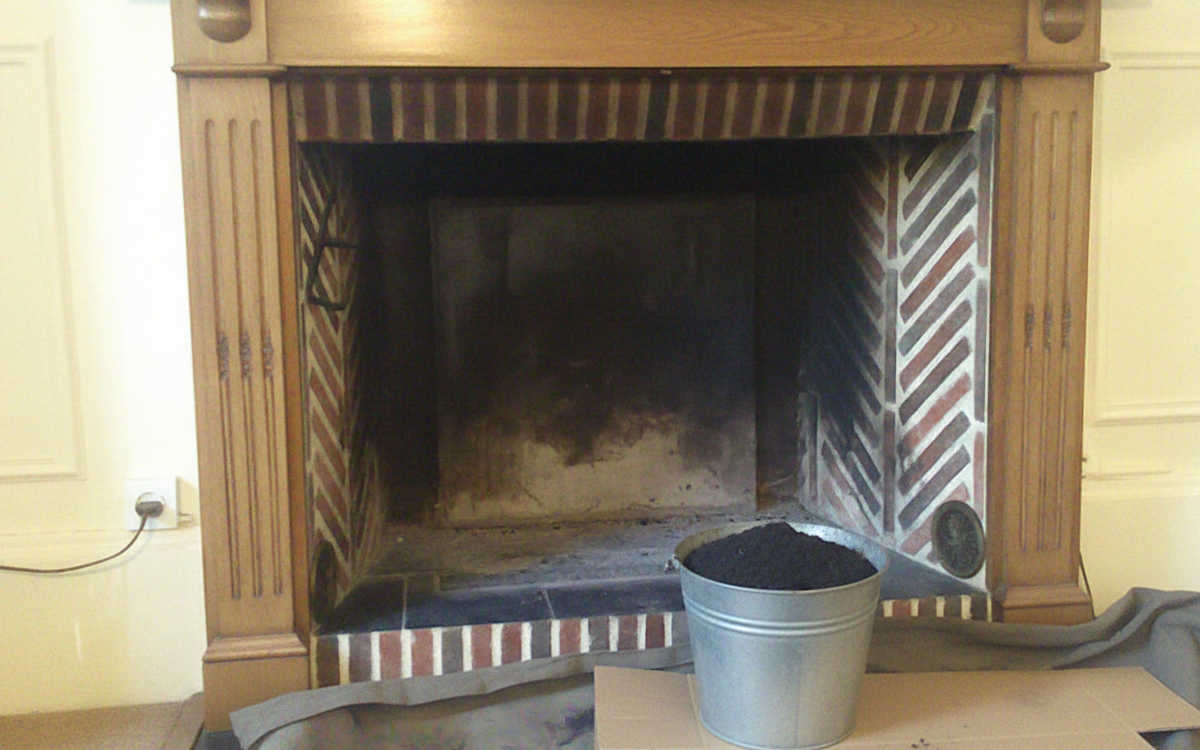 Cheminée ouverte en cours de ramonage