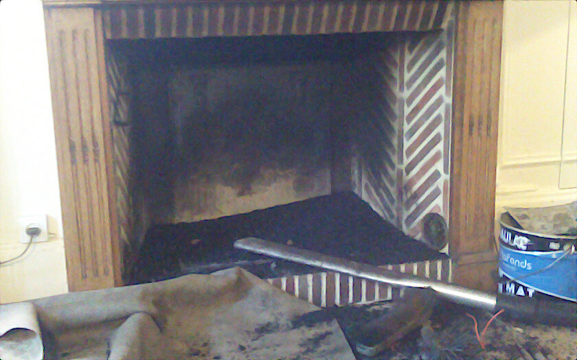 Cheminée ouverte en cours de ramonage