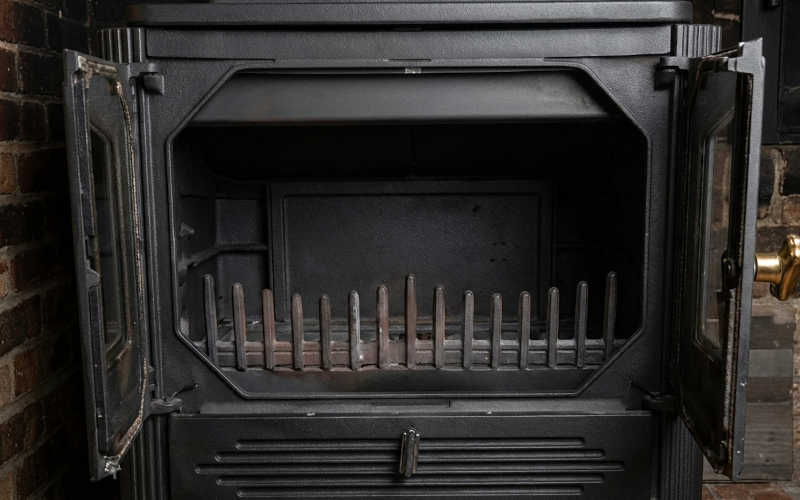 Poêle à bois venant d'être ramoné