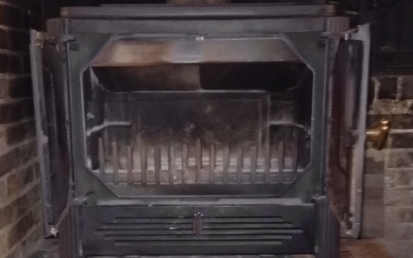 Poêle à bois venant d'être ramoné