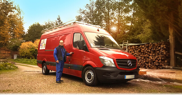 Jacques DUBREUIL devant son camion, dans la cour de l'entreprise